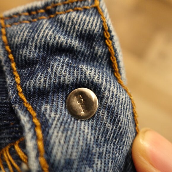 Levi’s 501 Premium Cutoff Denim Shorts Women’s W32 Medium Wash Raw Hem - Picture 11 of 13